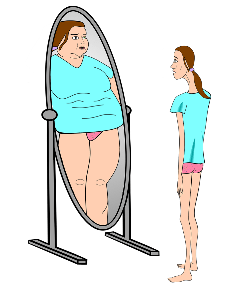 אישה מסתכלת על עצמה במראה