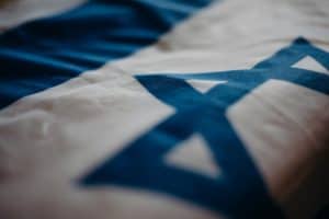 דגל ישראל מונח על שולחן